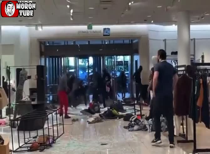 Video :Unexpected assault in a retail shop in California